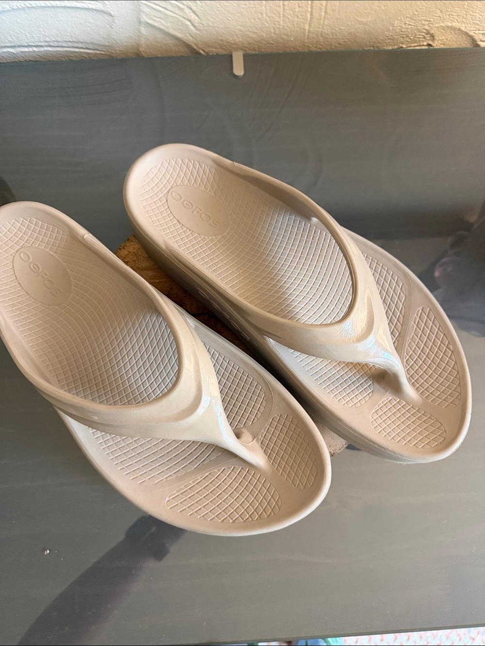 OOFOS Women’s Flip Sandals in Light Taupe